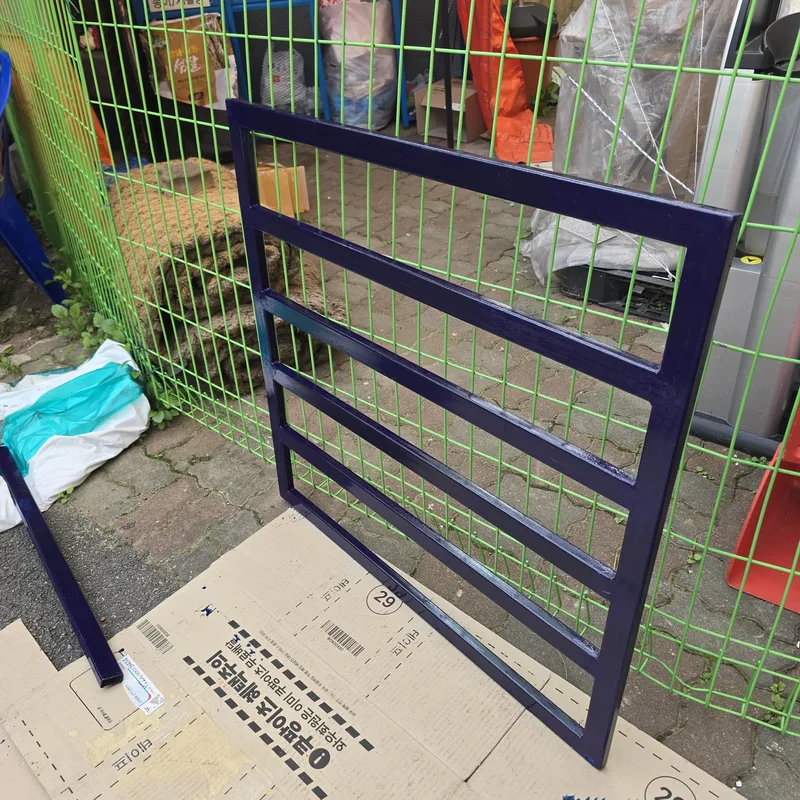 공장 철제 출입문 그라인더 절단 가공 현장